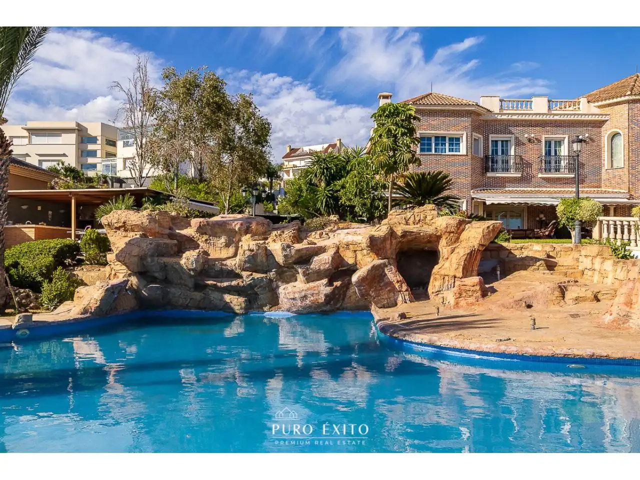 Piscina de Casa o xalet en venda en Málaga amb Aire condicionat, Calefacció i Jardí privat