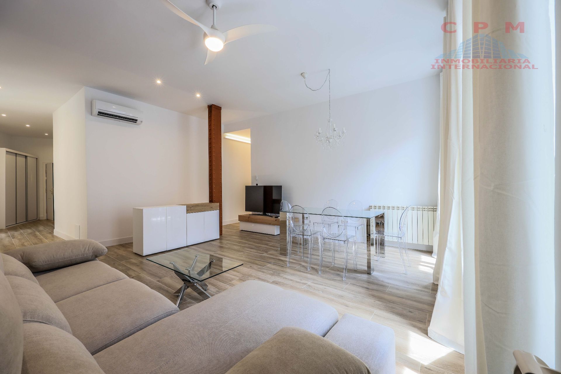 Sala d'estar de Pis de lloguer en  Madrid Capital amb Parquet, Moblat i Forn