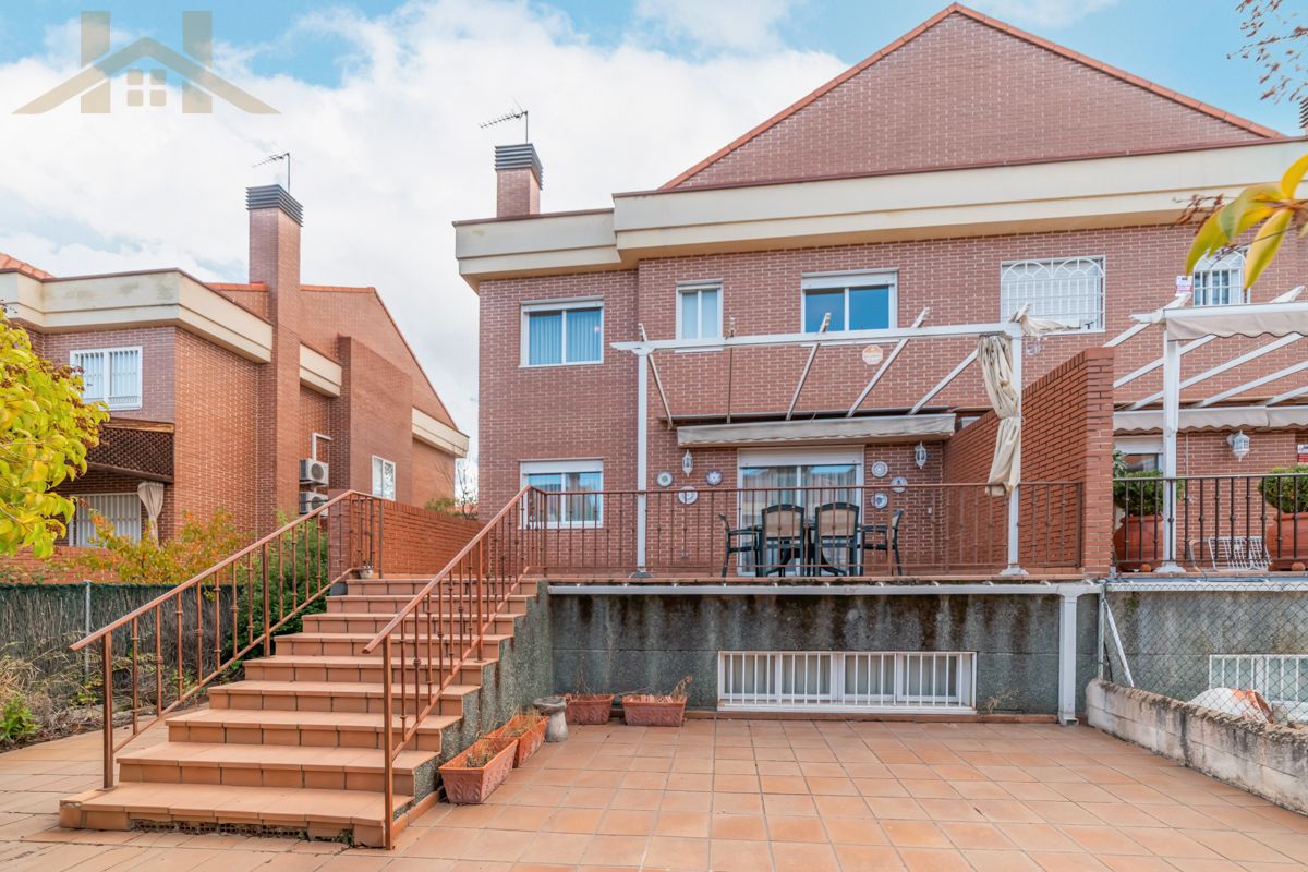 Exterior view of Single-family semi-detached for sale in Villaviciosa de Odón  with Heating and Furnished