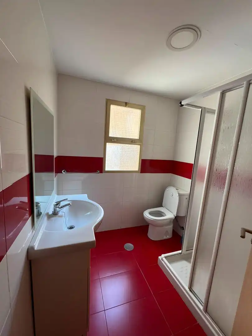 Bany de Apartament de lloguer en Almería amb Aire condicionat i Moblat