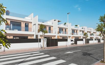 Vista exterior de Casa adosada en venda en San Pedro del Pinatar amb Jardí privat, Terrassa i Piscina