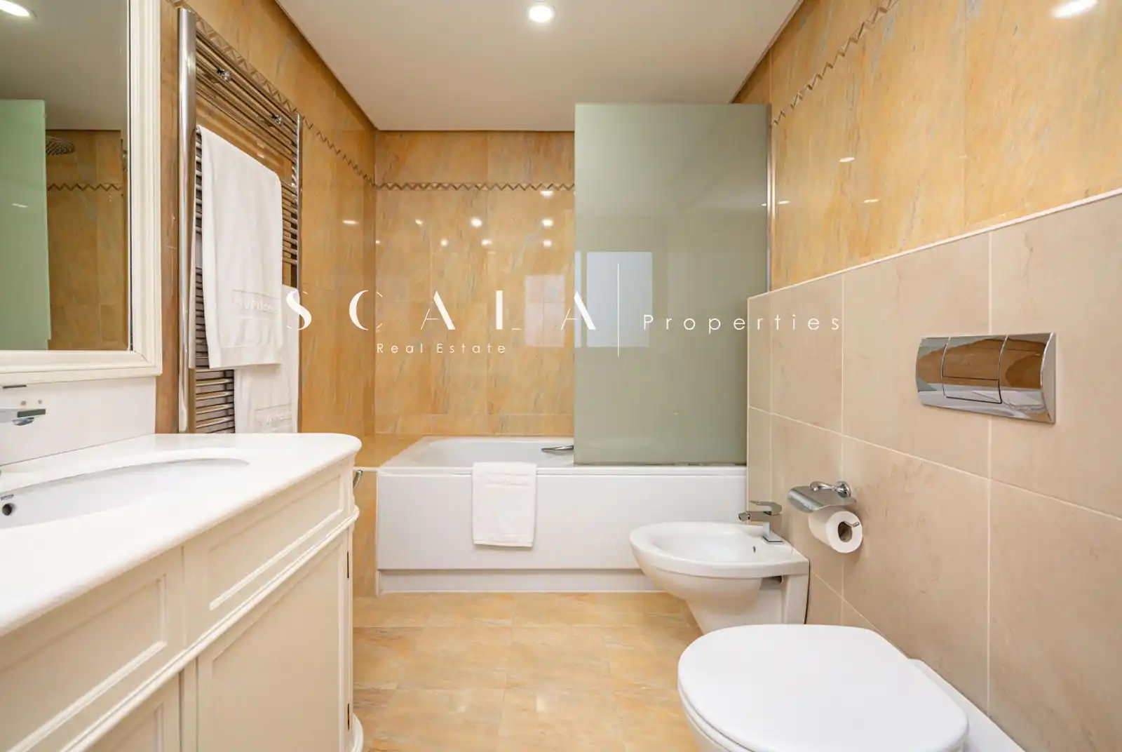 Badezimmer von Maisonette zur Miete in Madrid mit Klimaanlage, Heizung und Terrasse