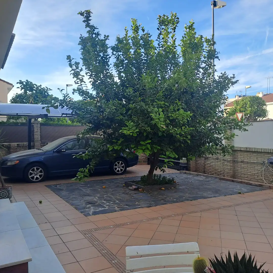 Aparcament de Casa adosada en venda en Dos Hermanas amb Aire condicionat, Traster i Piscina comunitària