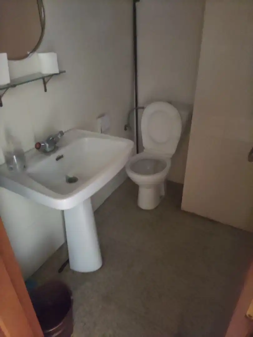 Badezimmer von Geschaftsraum zum Verkauf in Torrijos mit Klimaanlage
