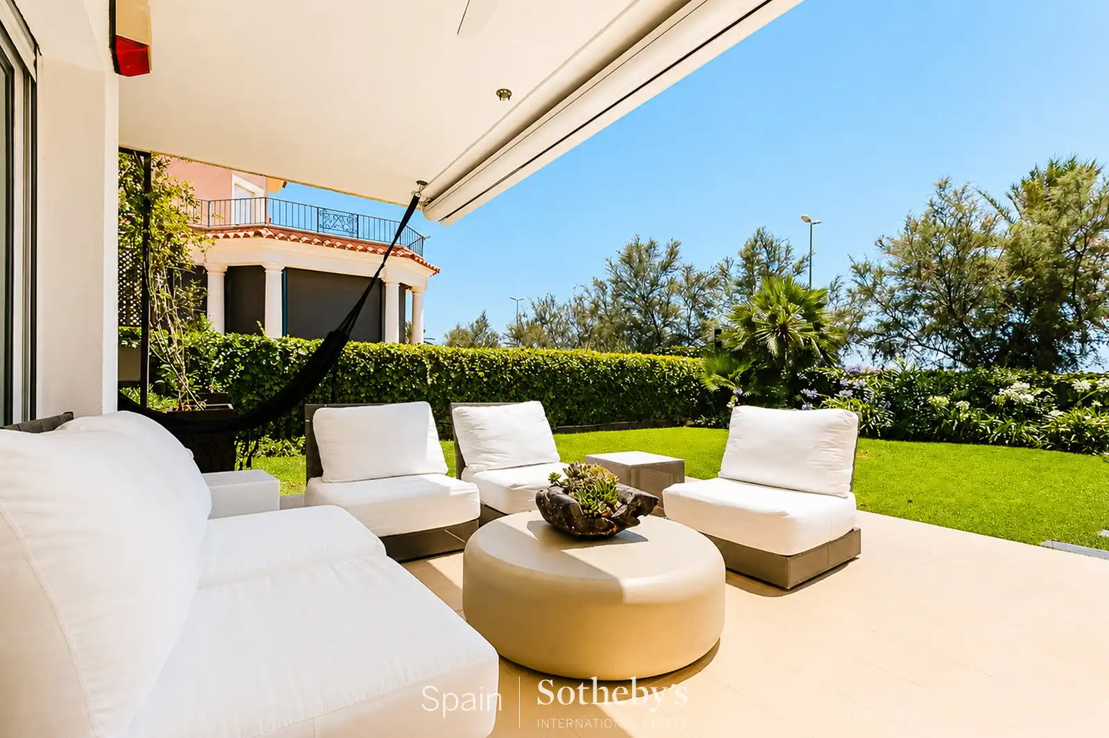 Terrasse von Wohnungen zum Verkauf in Sitges mit Klimaanlage, Heizung und Privatgarten