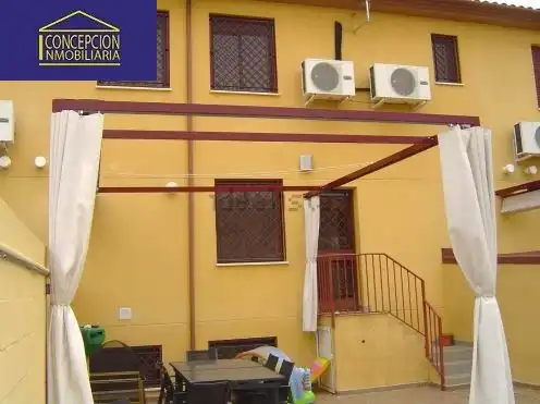 Vista exterior de Casa adosada en venda en Córdoba amb Aire condicionat, Calefacció i Terrassa