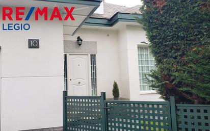 Vista exterior de Casa o xalet en venda en León Capital  amb Aire condicionat i Calefacció