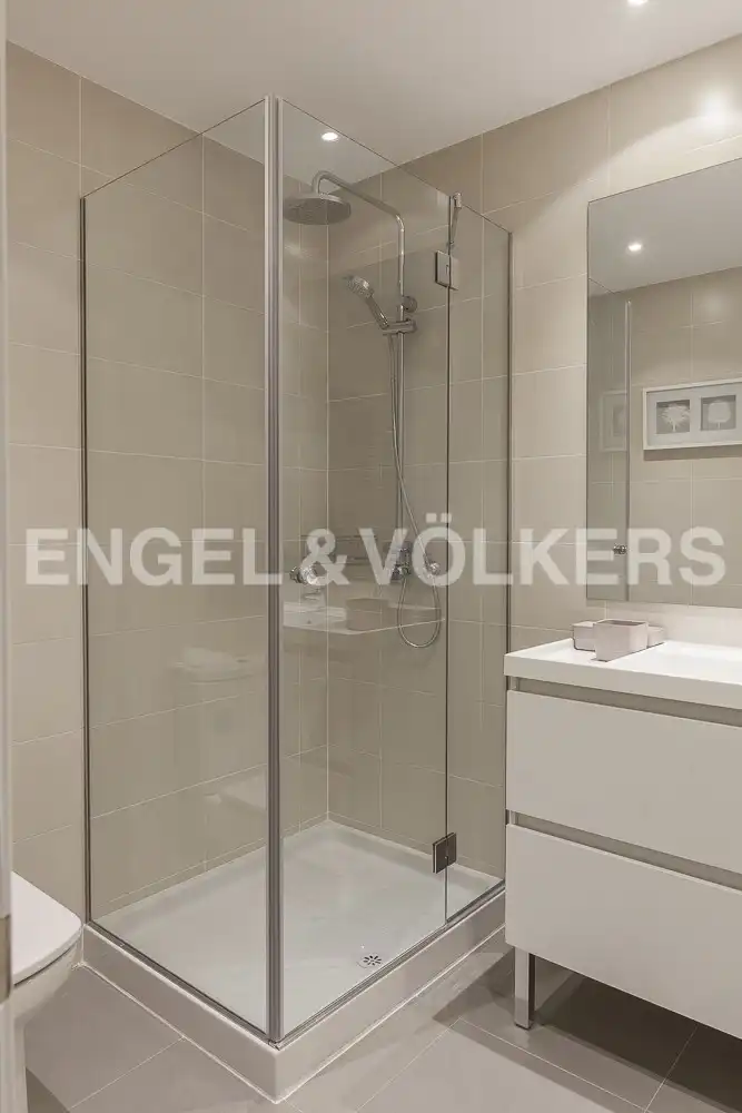 Bathroom of Flat for rent in Madrid  with Air Conditioner, Heating and Private garden