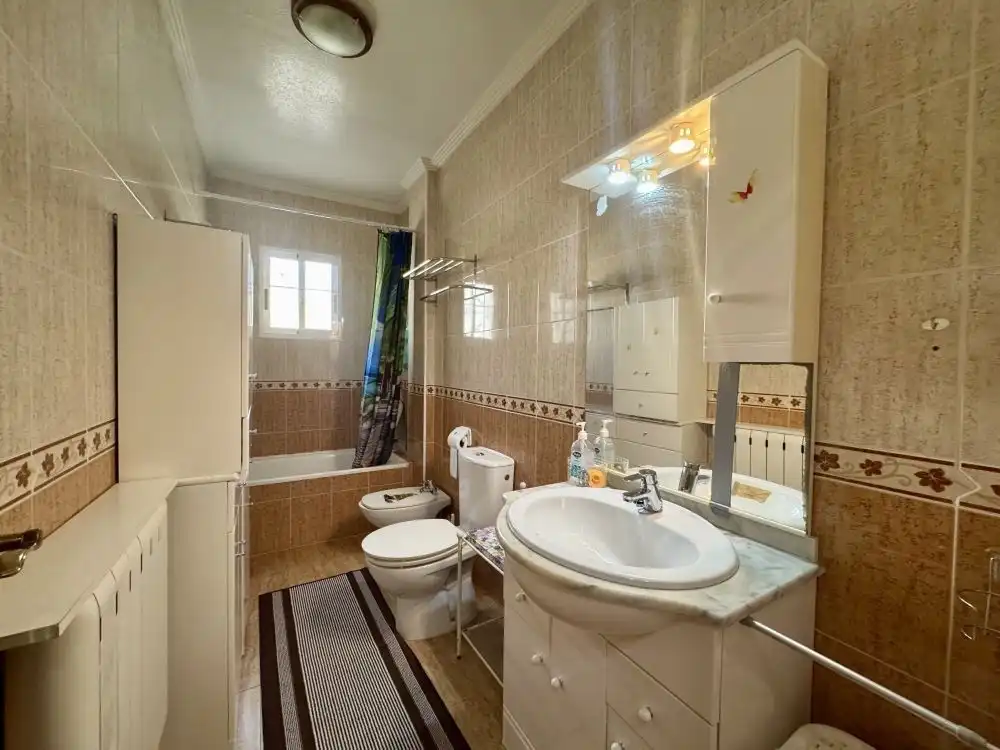 Bany de Apartament en venda en Orihuela amb Jardí privat, Terrassa i Balcó