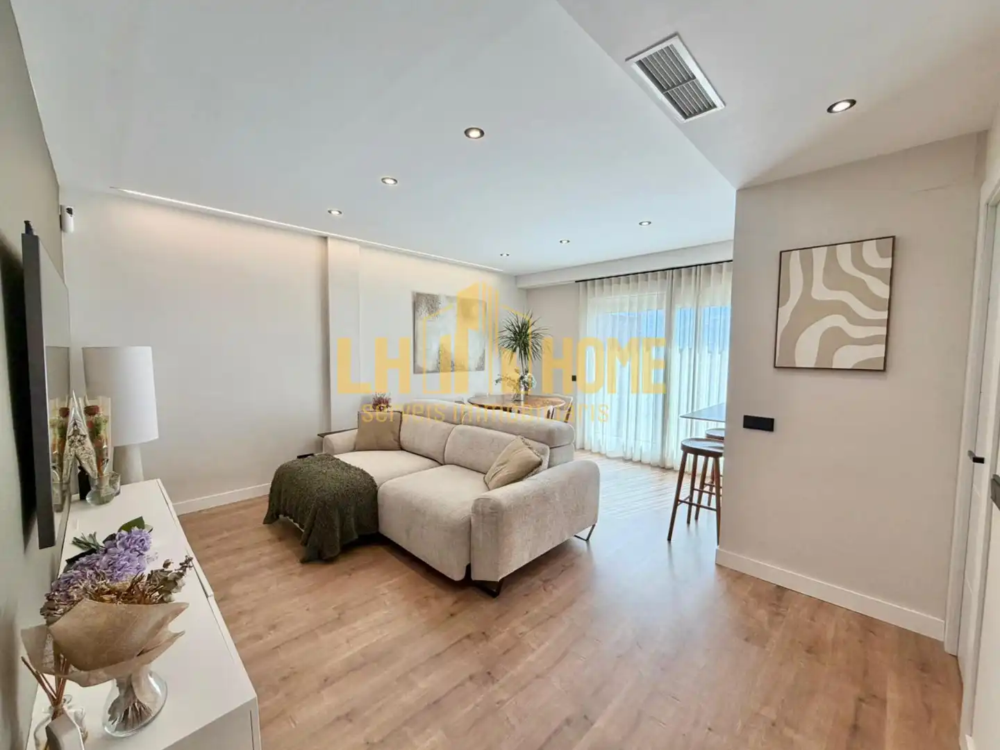 Sala d'estar de Àtic en venda en L'Hospitalet de Llobregat amb Aire condicionat, Calefacció i Parquet