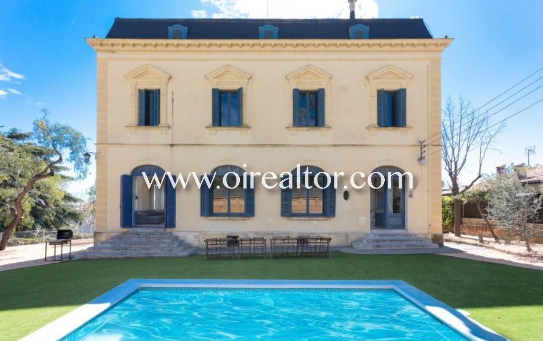 Exterior view of Building for sale in El Masnou  with Alarm and Community pool