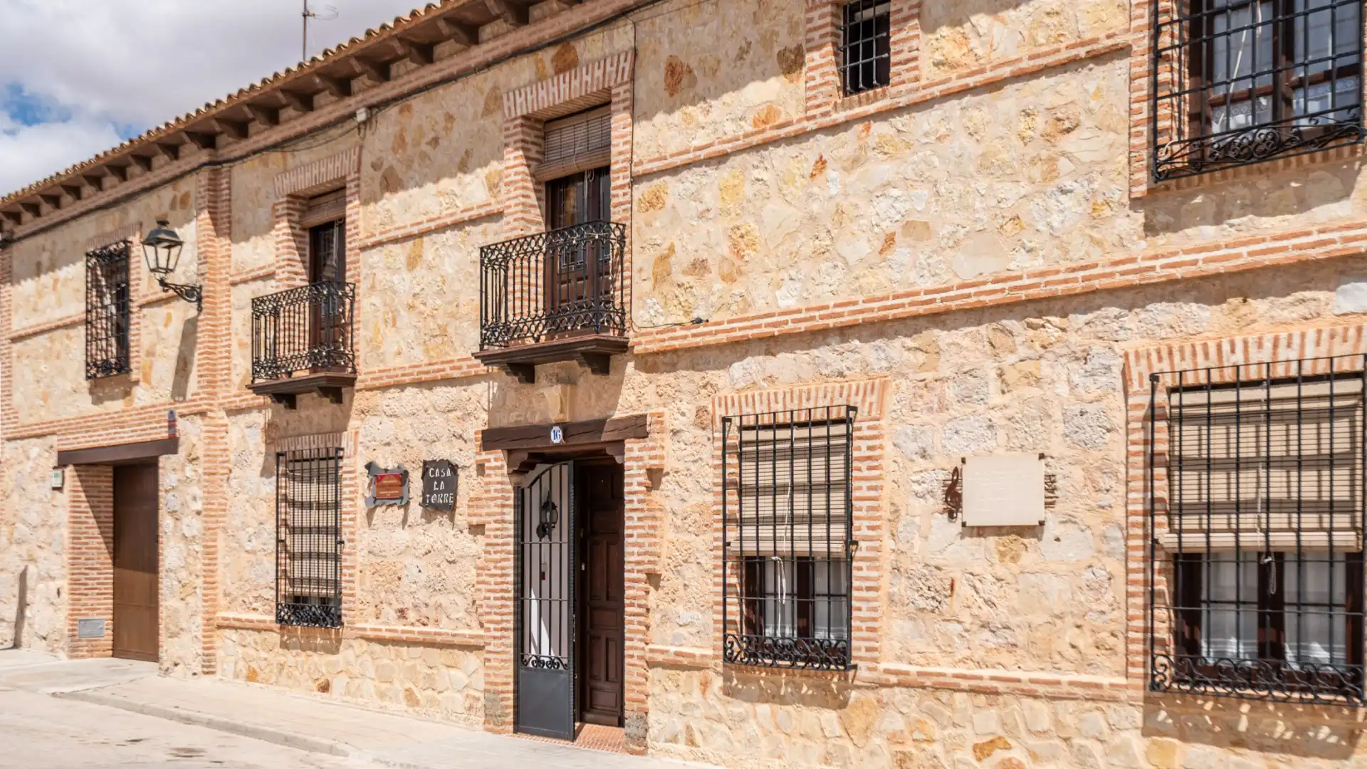 Vista exterior de Edificio en venta en El Toboso con Alarma