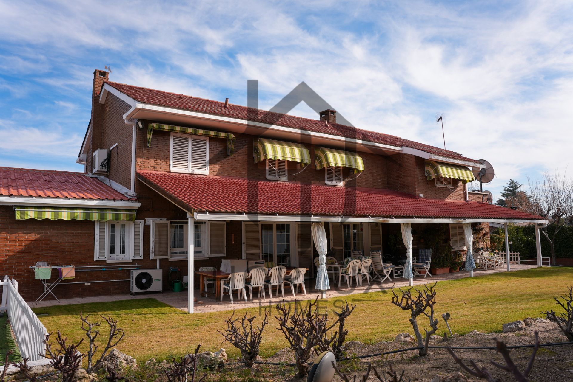 Exterior view of House or chalet for sale in Pozuelo de Alarcón  with Air Conditioner, Heating and Private garden