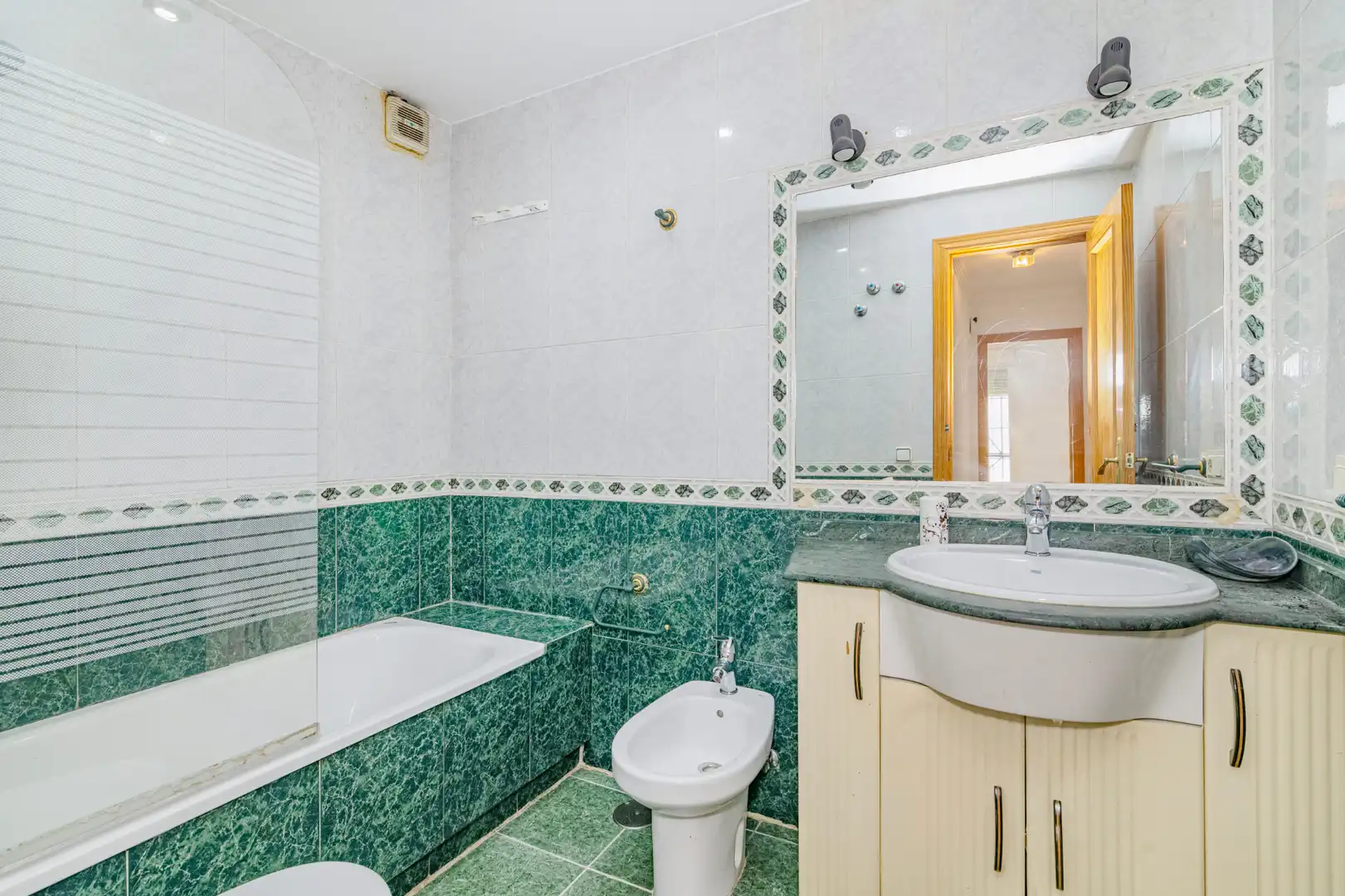 Baño de Piso en venta en Ogíjares con Calefacción, Terraza y Trastero