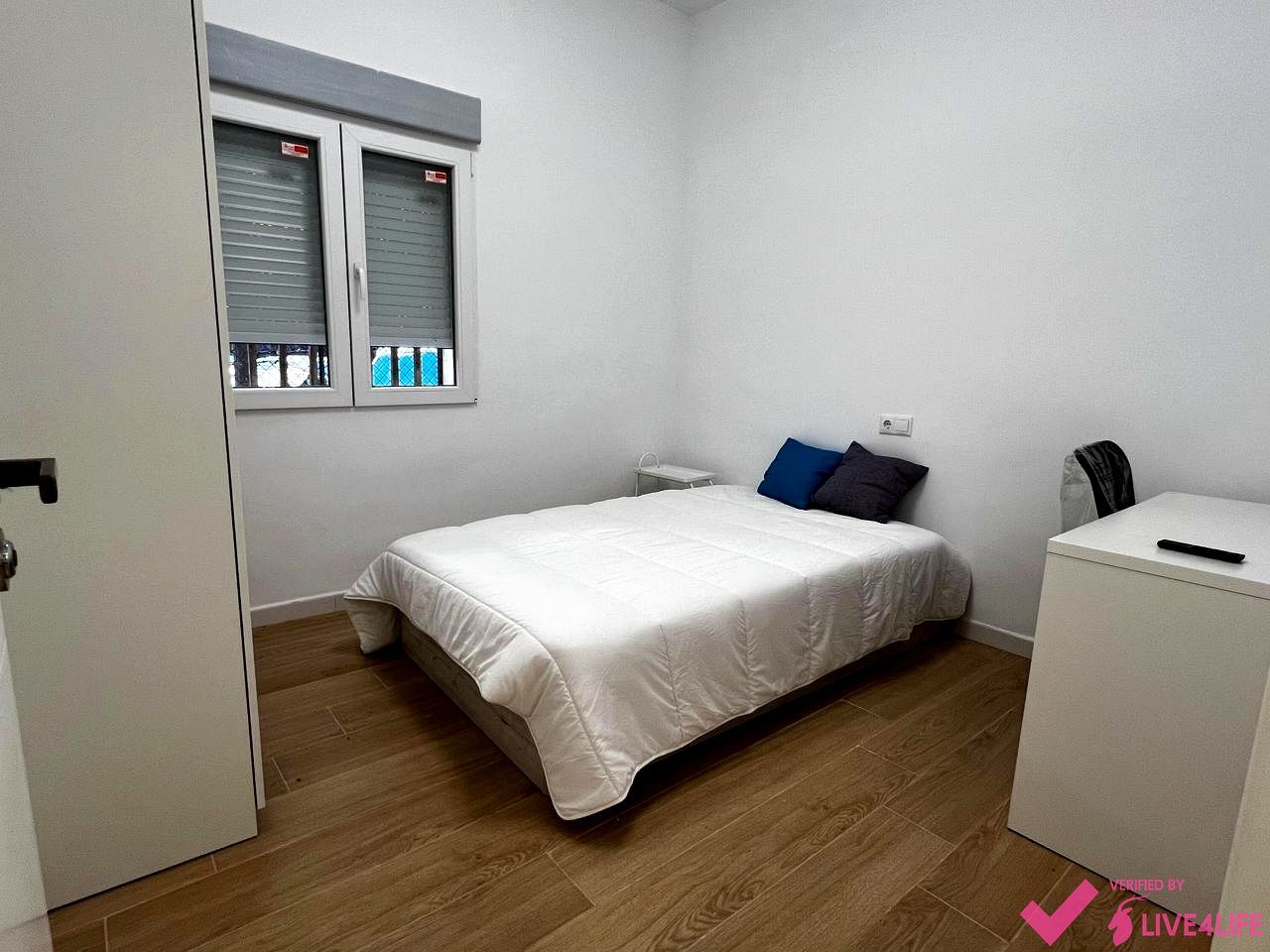 Bedroom of Planta baja to share in  Valencia Capital  with Air Conditioner and Furnished