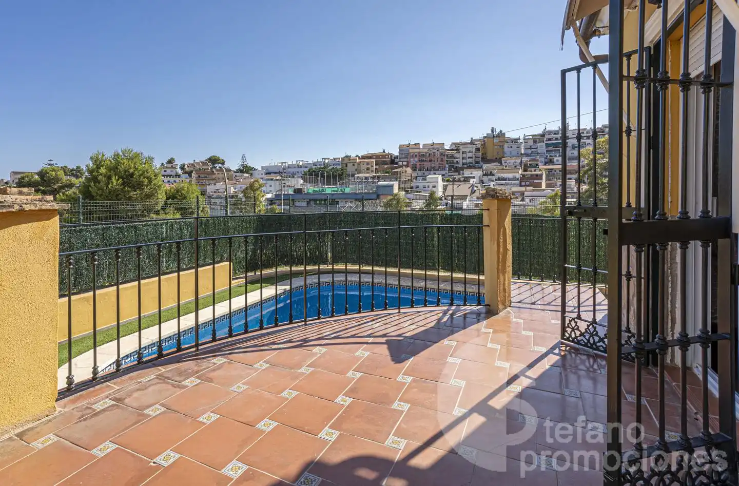 Vista exterior de Casa o xalet en venda en Málaga amb Aire condicionat, Jardí privat i Terrassa