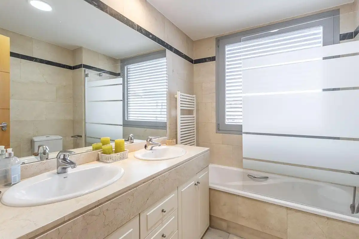 Bathroom of Flat for sale in Granada  with Air Conditioner and Storage room