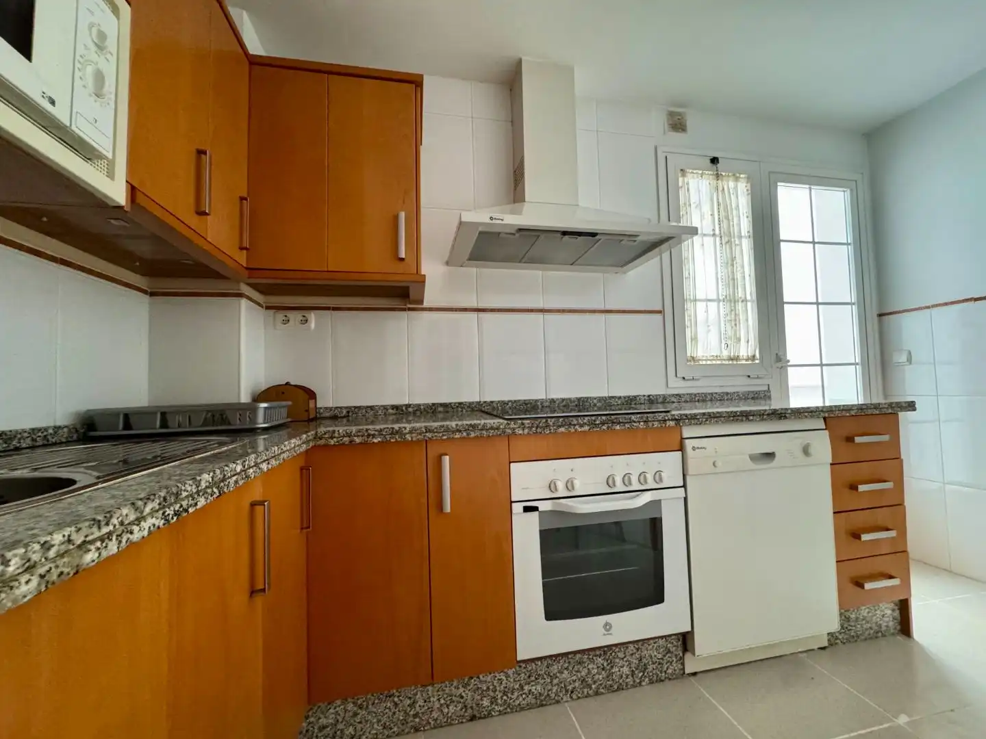 Küche von Wohnung zum Verkauf in Roquetas de Mar mit Klimaanlage, Terrasse und Schwimmbad