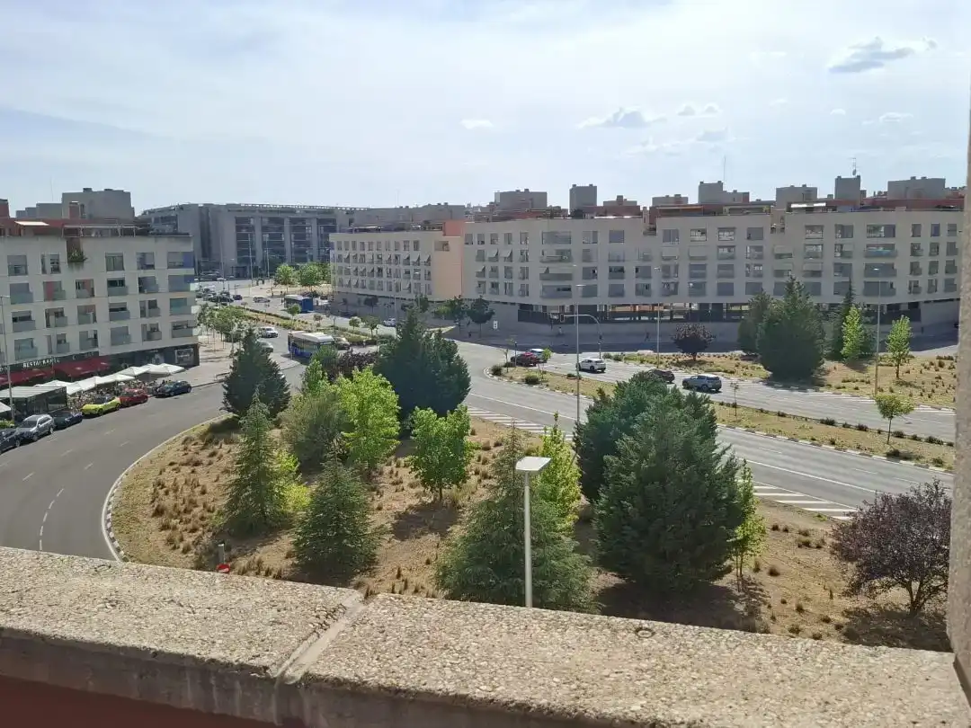 Außenansicht von Wohnung zur Miete in  Madrid Capital mit Klimaanlage und Schwimmbad