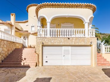 Villa avec balcon à vendre à Canuta