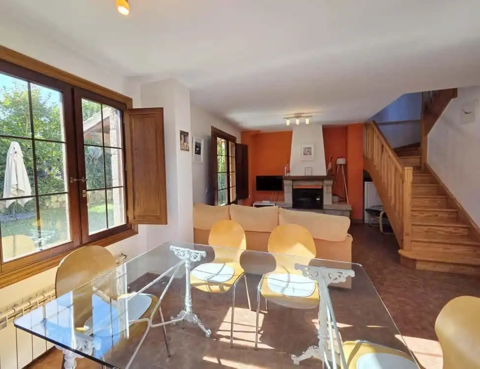 Sala d'estar de Casa adosada en venda en Ribamontán al Monte amb Calefacció, Jardí privat i Terrassa