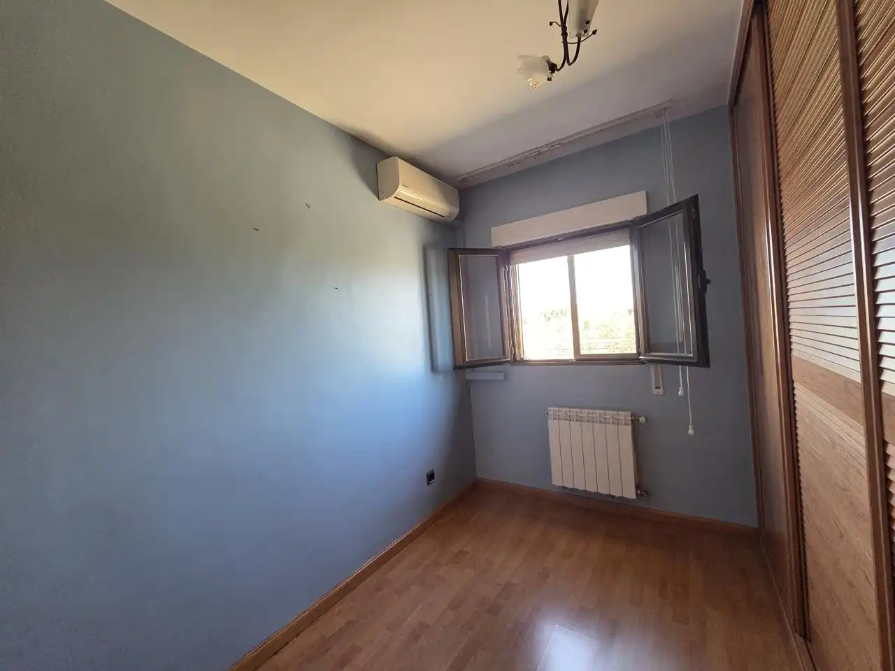 Bedroom of Flat for rent in Loeches  with Air Conditioner and Heating