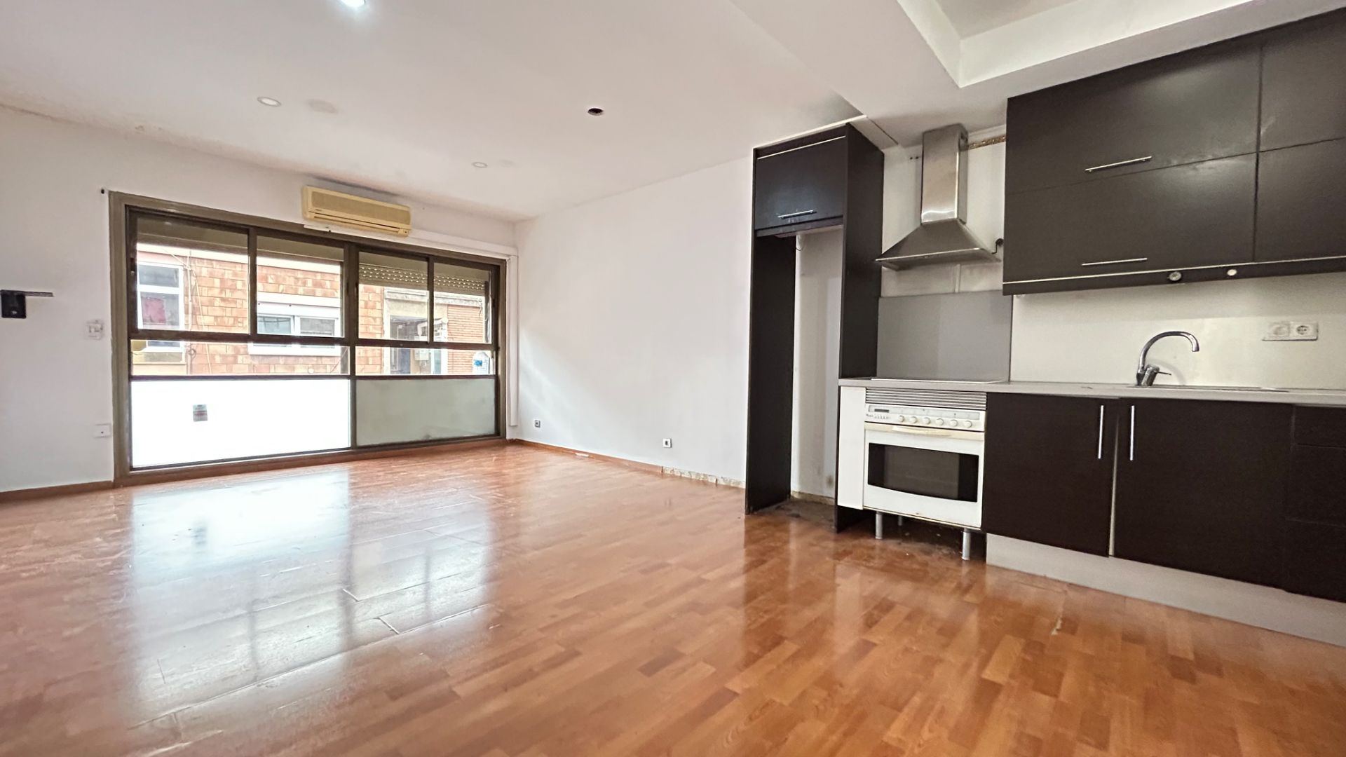 Exterior view of Flat for sale in  Barcelona Capital  with Air Conditioner, Heating and Alarm