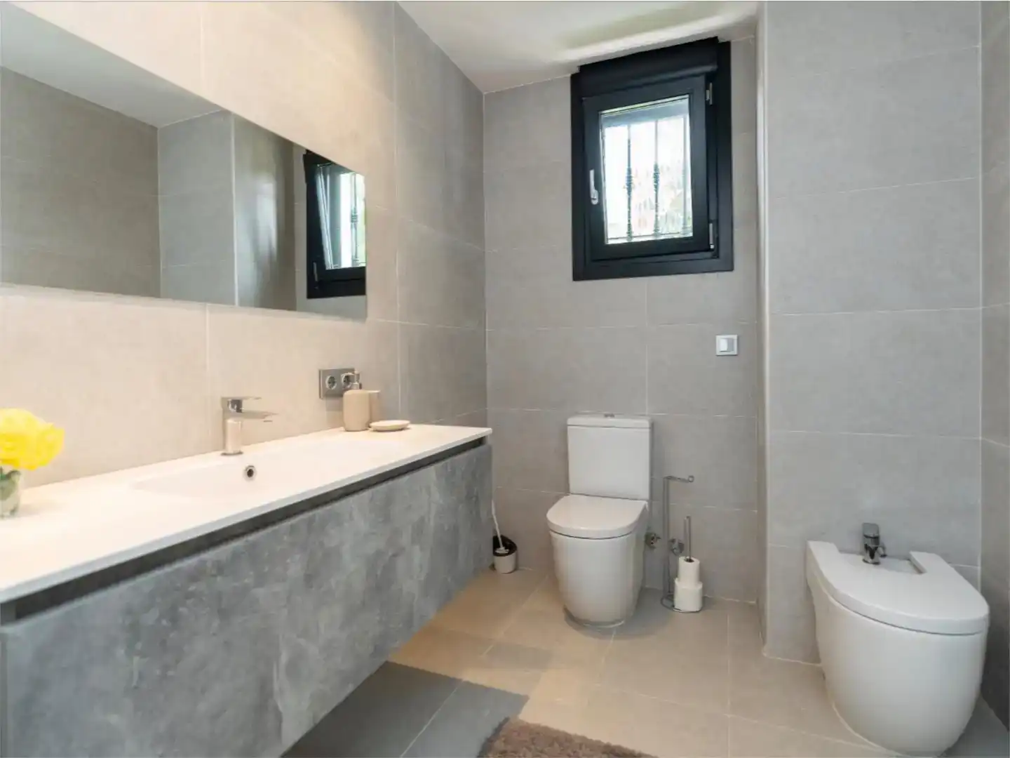 Bathroom of Flat for rent in Nueva Andalucía