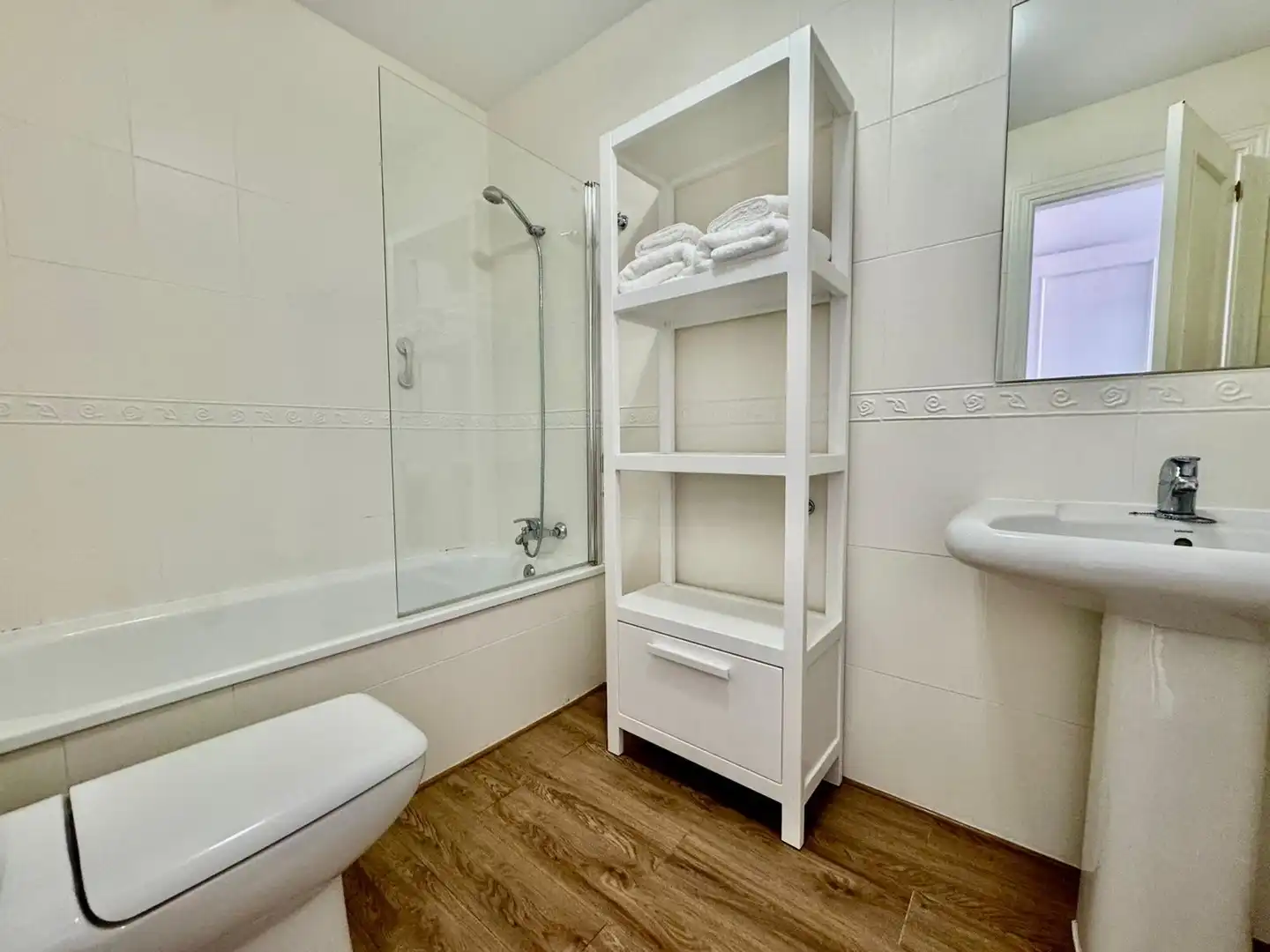 Baño de Piso en venta en Fuengirola con Aire acondicionado, Terraza y Piscina comunitaria