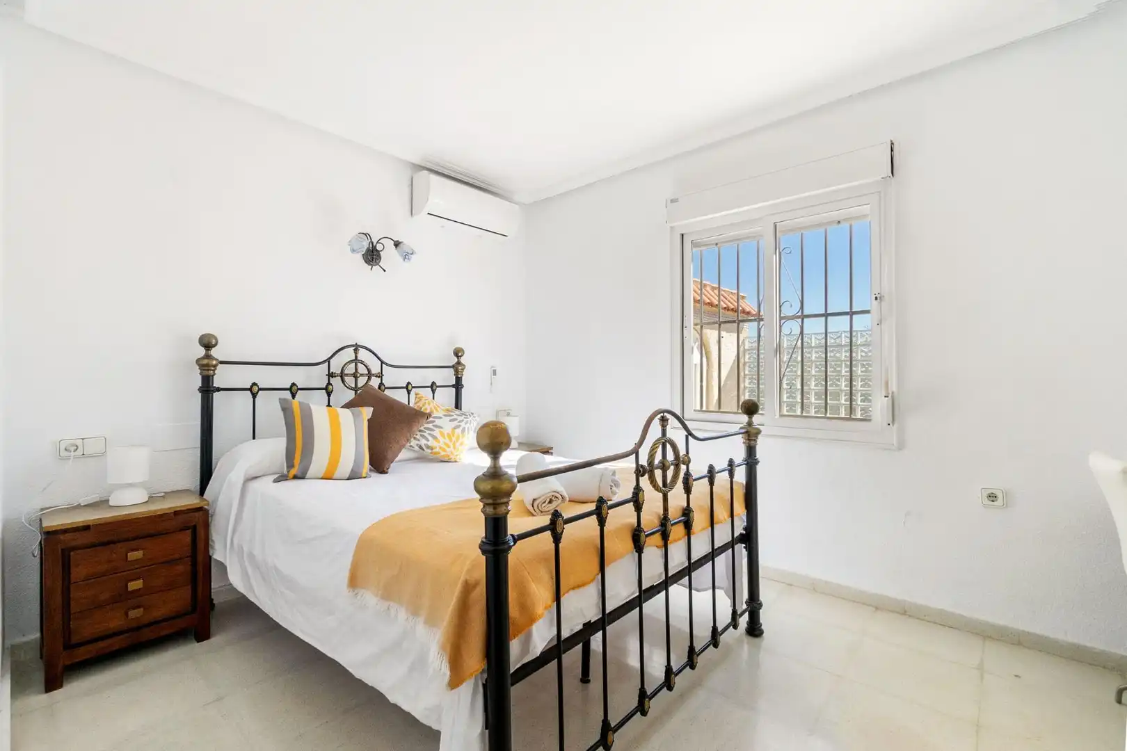 Dormitori de Casa o xalet en venda en Orihuela amb Aire condicionat, Jardí privat i Terrassa