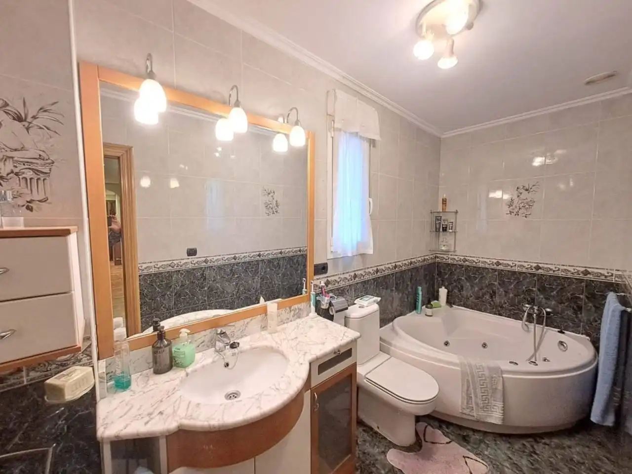 Bathroom of Flat for sale in Burgos  with Heating, Private garden and Parquet flooring