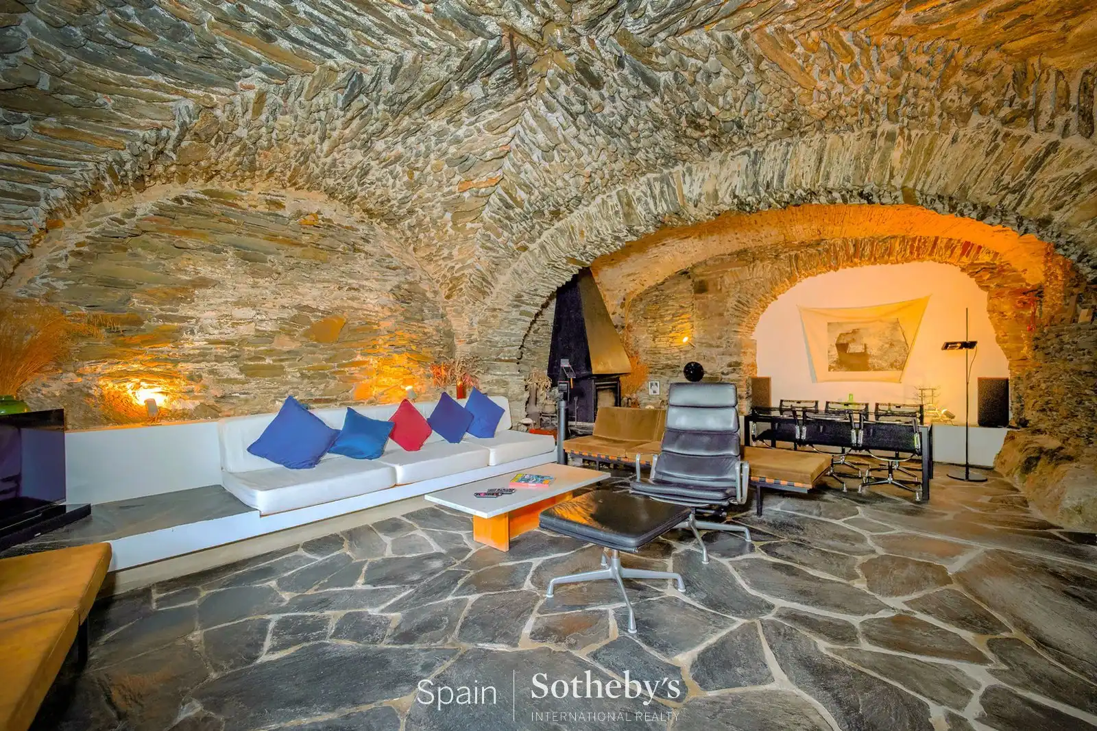 Sala d'estar de Casa o xalet en venda en Cadaqués amb Aire condicionat, Jardí privat i Terrassa