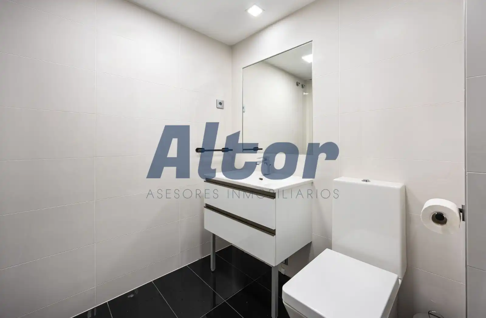 Badezimmer von Wohnung zum Verkauf in Madrid mit Klimaanlage, Abstellraum und Schwimmbad