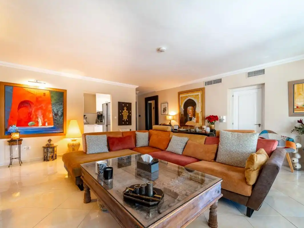 Sala d'estar de Casa o xalet en venda en Marbella amb Aire condicionat, Calefacció i Jardí privat