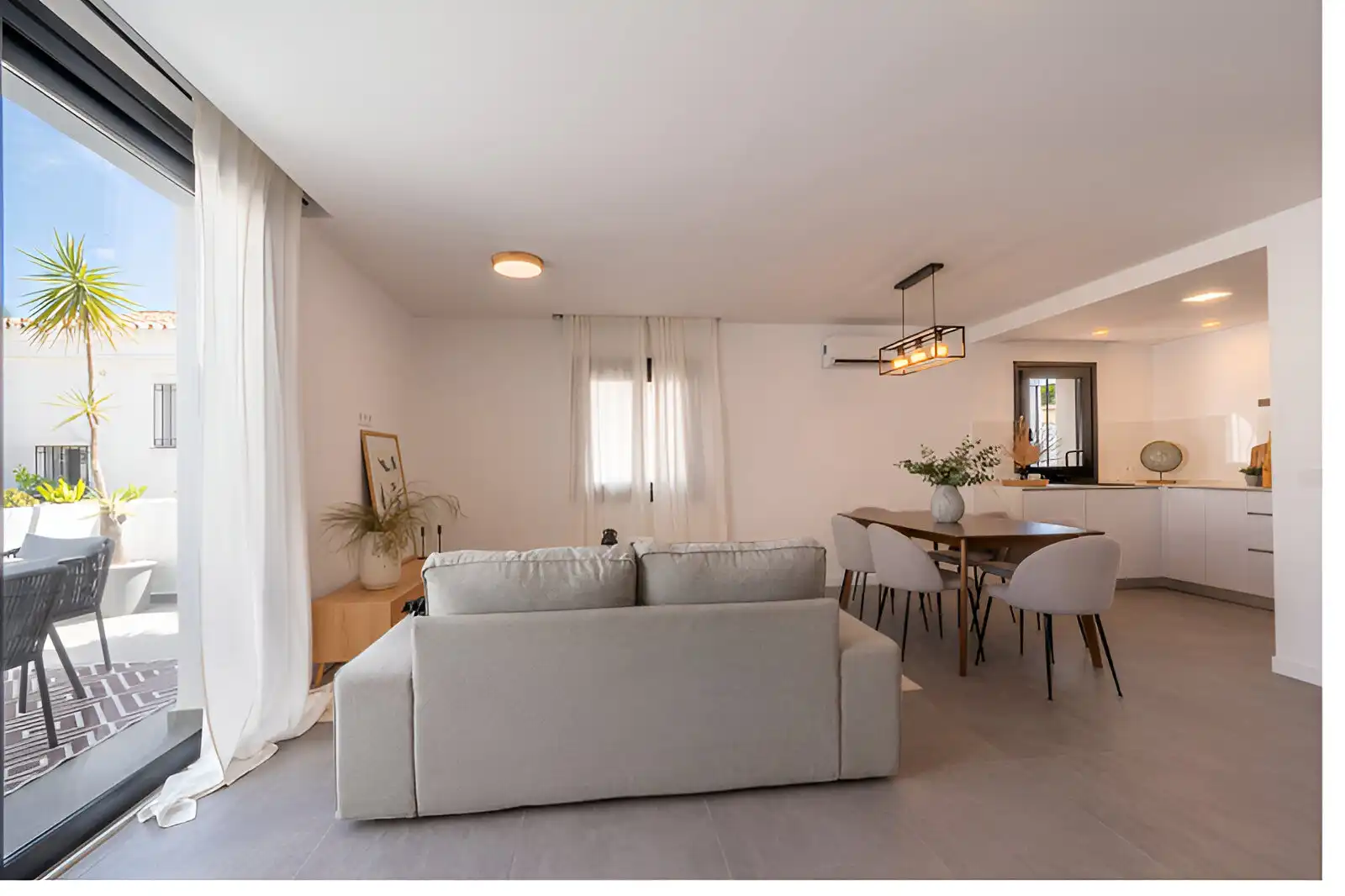 Sala d'estar de Casa adosada en venda en Marbella amb Calefacció, Terrassa i Piscina
