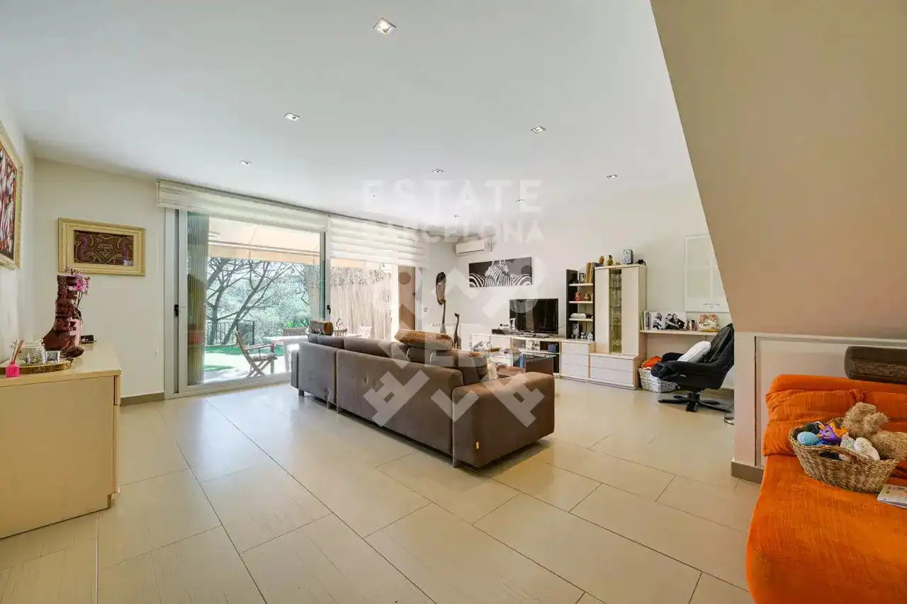 Wohnzimmer von Einfamilien-Reihenhaus zum Verkauf in Mataró mit Klimaanlage, Heizung und Terrasse