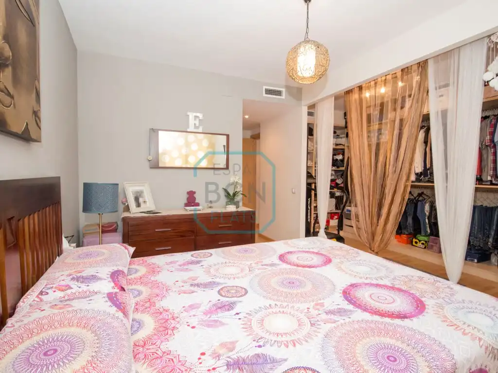 Schlafzimmer von Maisonette zum Verkauf in Barcelona