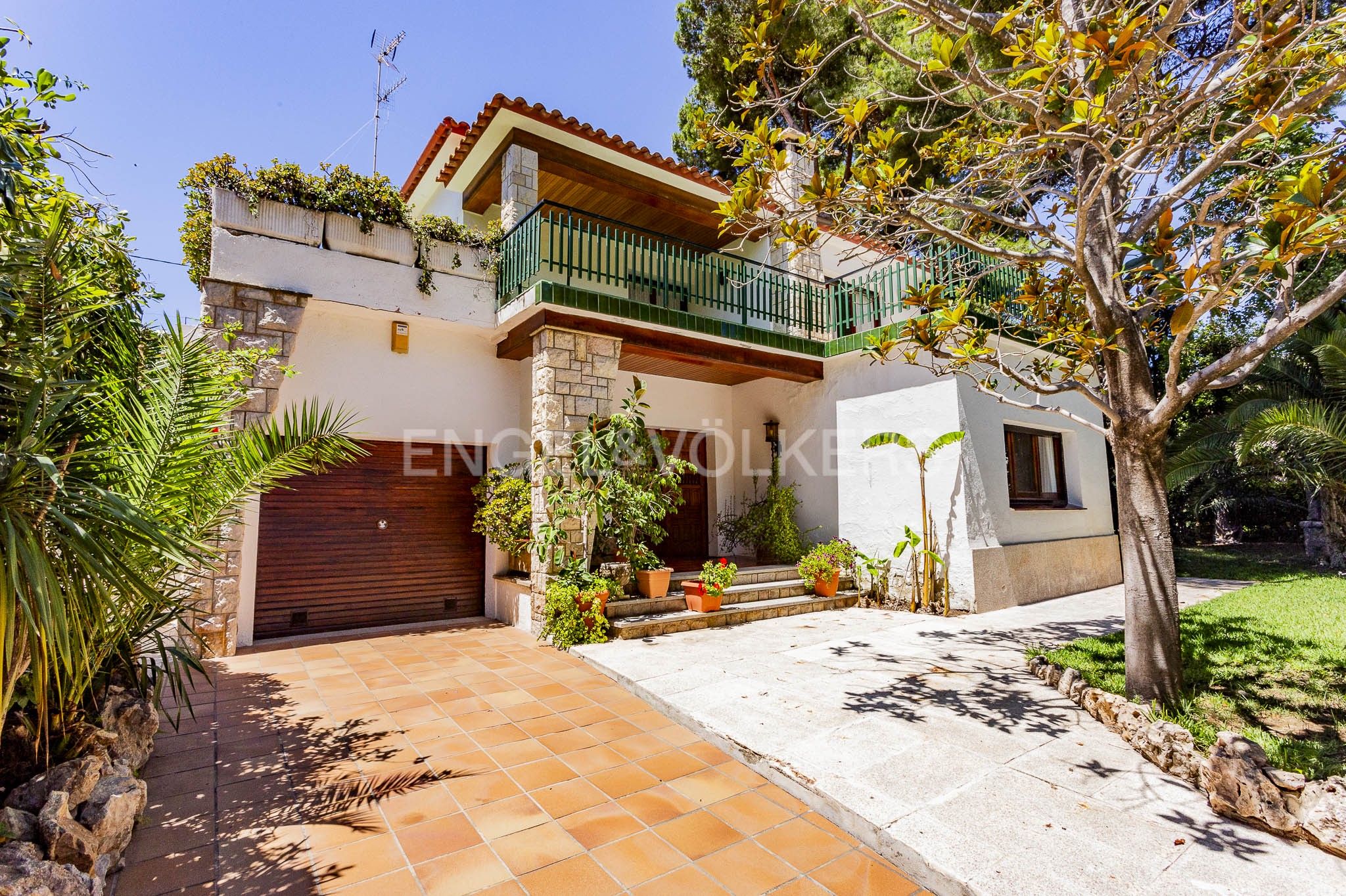 Vista exterior de Casa o xalet en venda en Cubelles amb Aire condicionat, Calefacció i Jardí privat