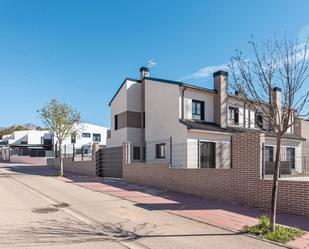 Exterior view of Single-family semi-detached for sale in Moralzarzal  with Air Conditioner and Terrace