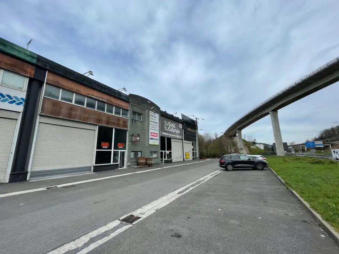 Außenansicht von Fabrikhallen zum Verkauf in Villabona