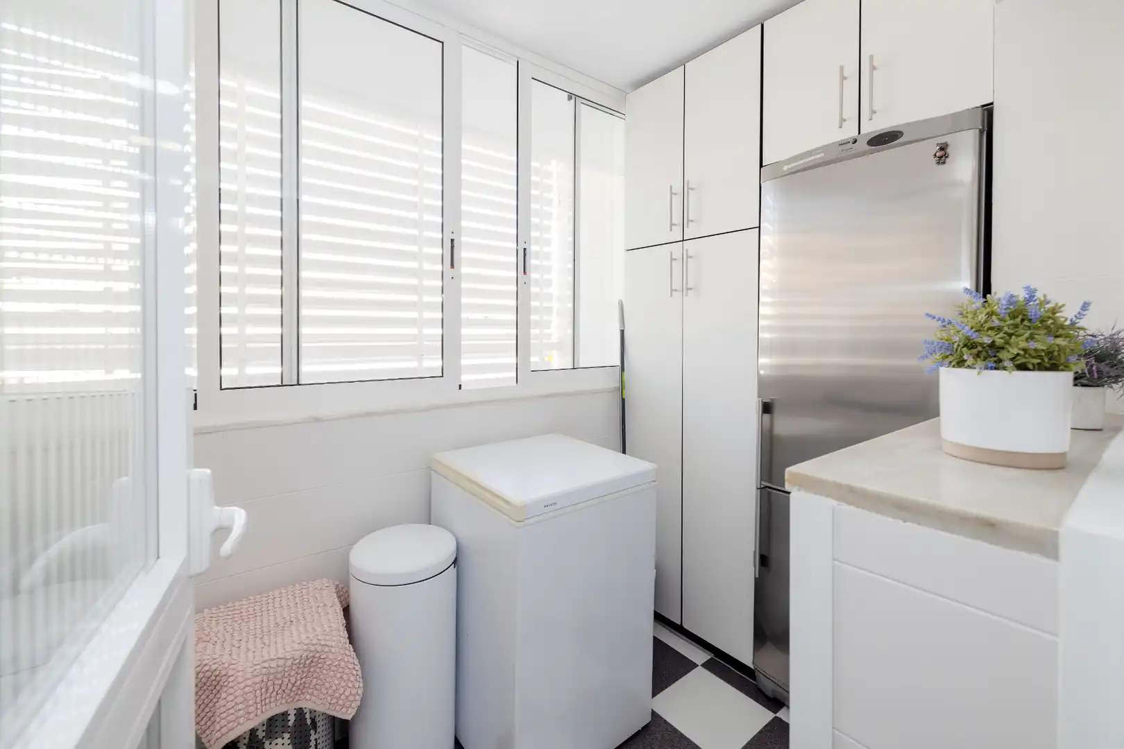 Küche von Wohnung zum Verkauf in Málaga mit Klimaanlage, Privatgarten und Abstellraum