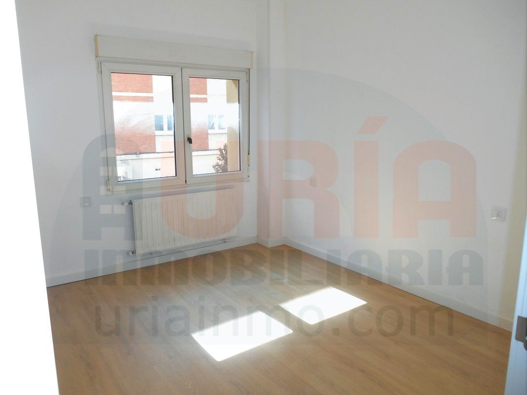 Dormitori de Pis en venda en Oviedo  amb Calefacció