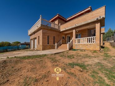 House with balcony for sale in Calle de las Amapolas