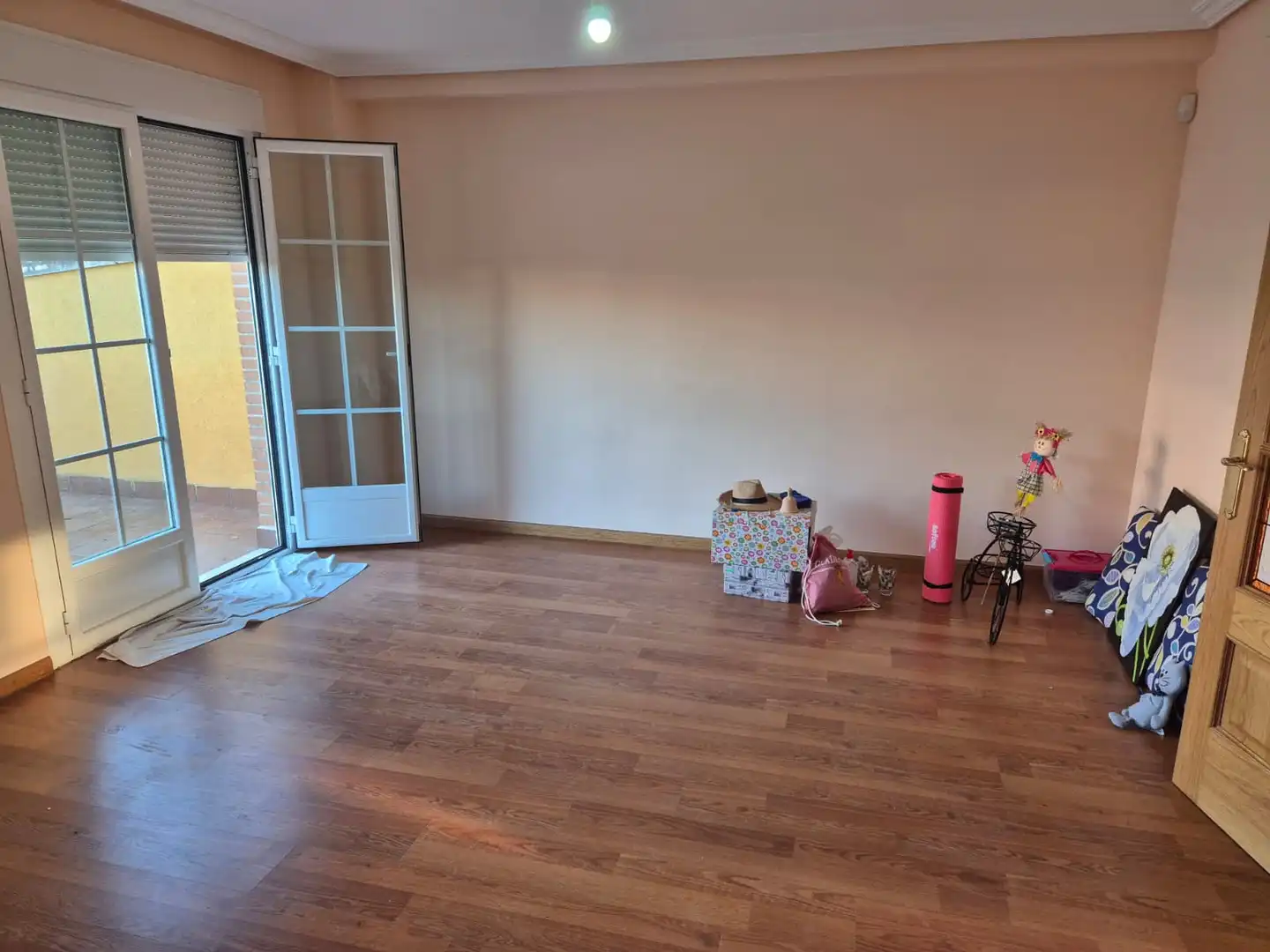 Sala d'estar de Casa adosada en venda en Alcaudete de la Jara amb Aire condicionat, Calefacció i Parquet
