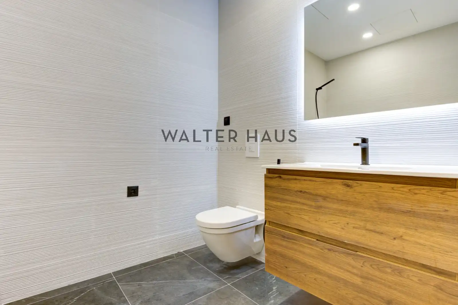Bathroom of Flat for sale in Barcelona  with Air Conditioner, Heating and Oven