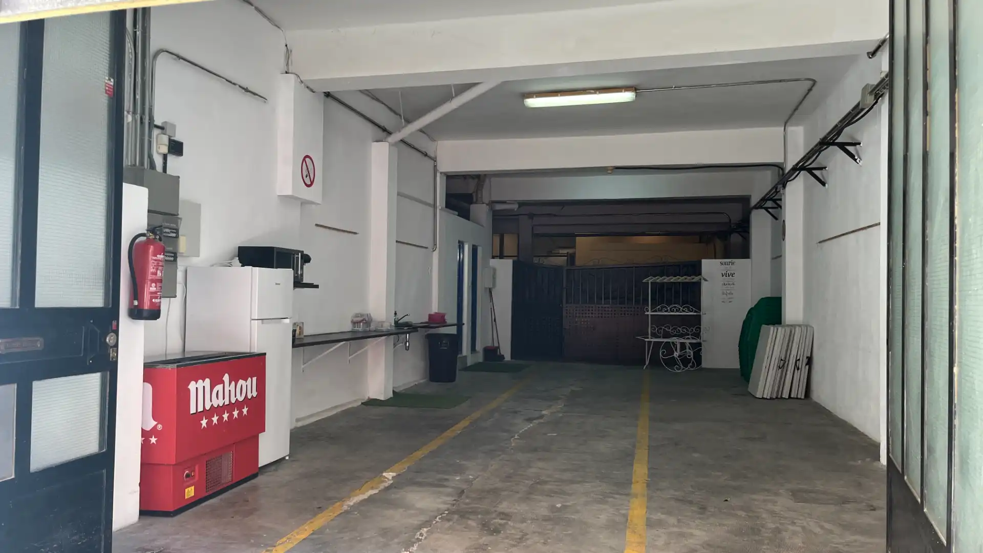 Parking of Commercial properties for rent in Valencia  with Air Conditioner and Alarm