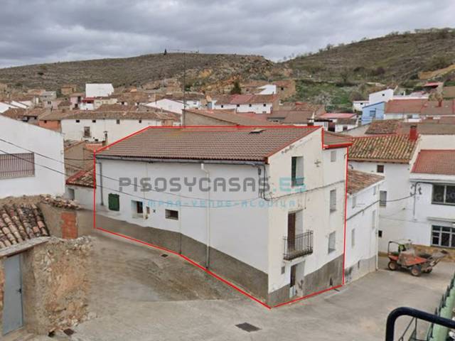 Casa-chalet en Venta en Calle Lacambra, 21 en Aguilón