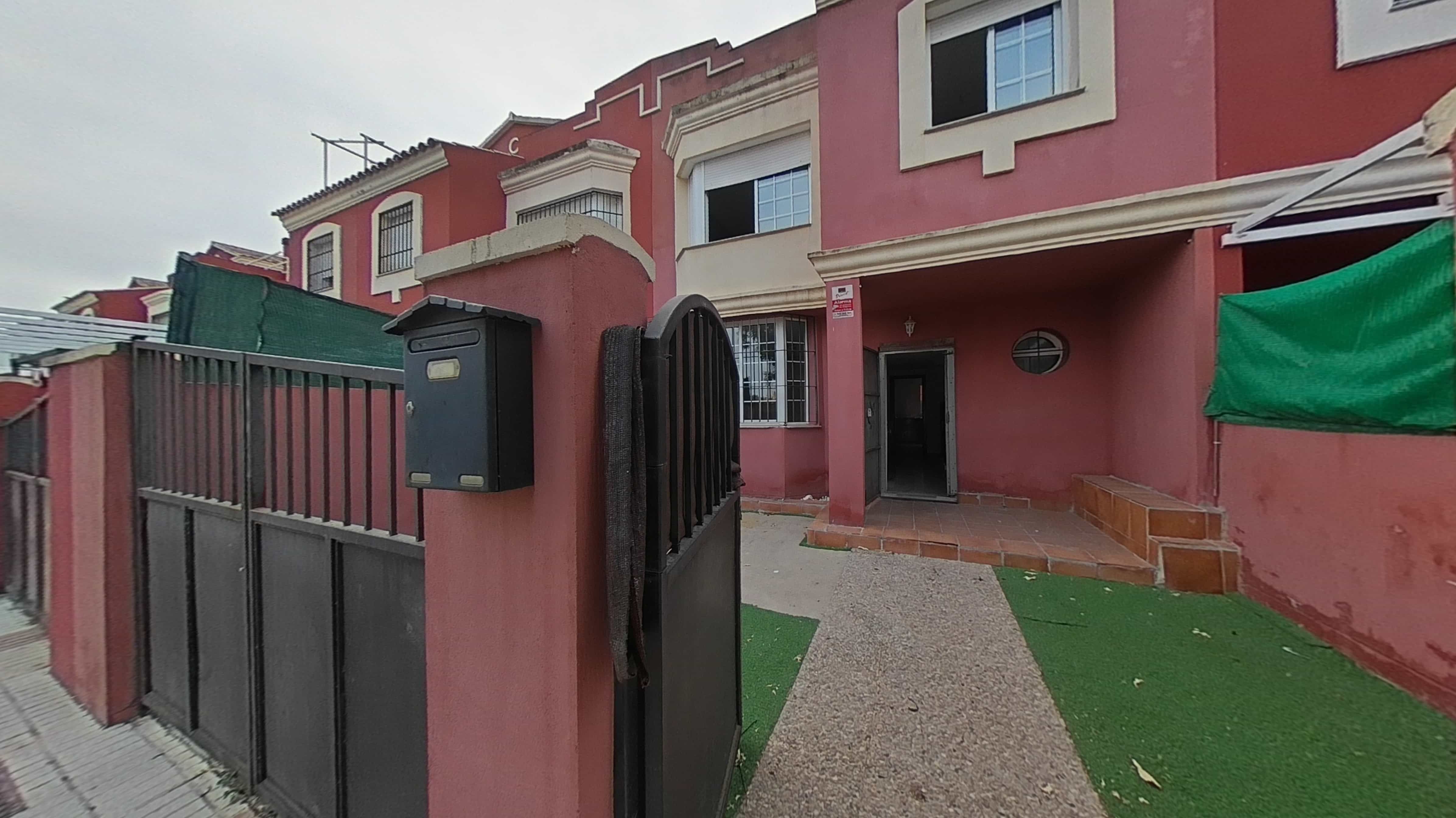 Vista exterior de Casa adosada en venda en Bollullos de la Mitación amb Aire condicionat i Balcó