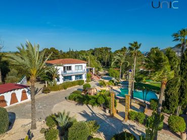 House with pool for sale in Escandinavia - Cautivador