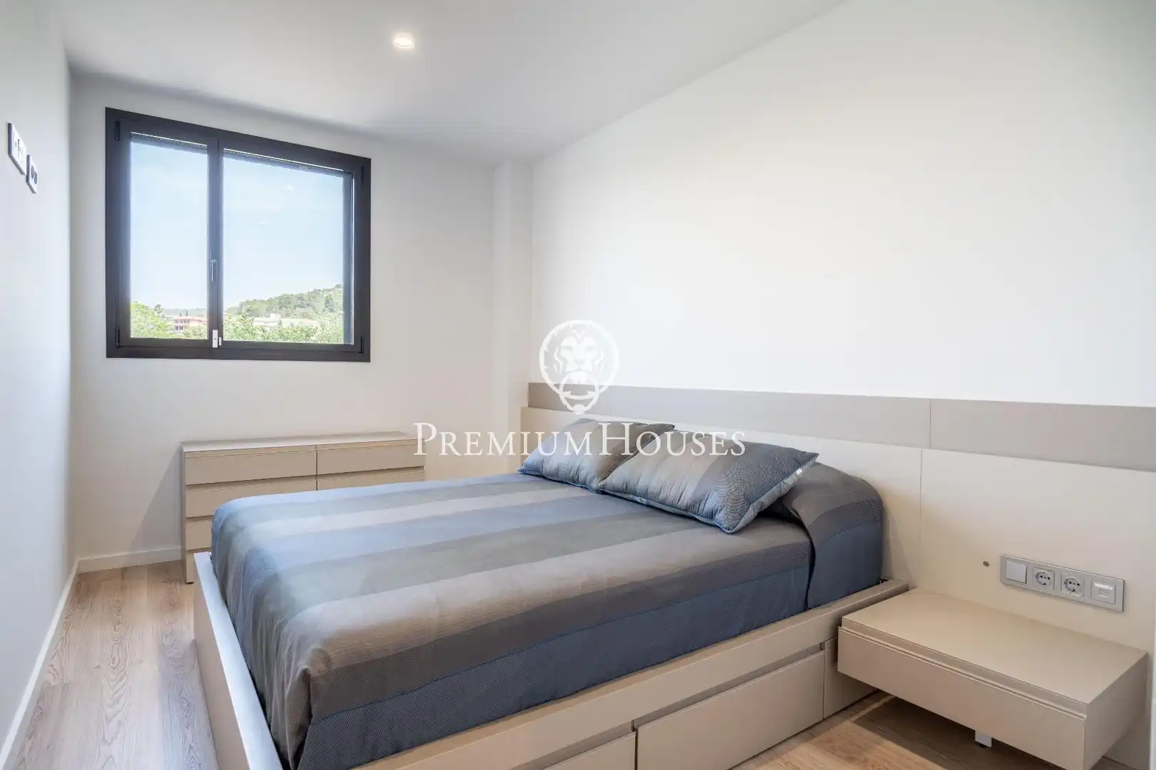 Schlafzimmer von Erdgeschoss zum Verkauf in Sitges mit Klimaanlage, Privatgarten und Parkett